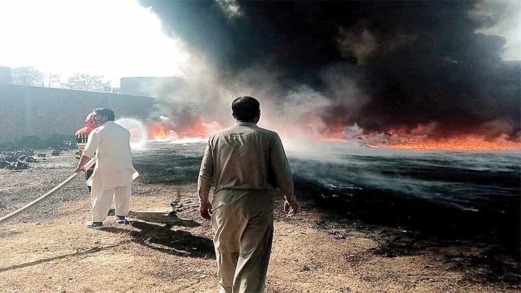  پلاسٹک دانہ بنانے والی فیکٹری میں آ گ ،لاکھوں کا نقصان