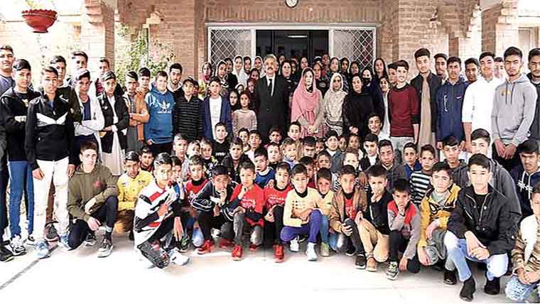 چیف جسٹس کا ایس او ایس ولیج  پشاور کا دورہ، بچوں کیساتھ کھانا کھایا 