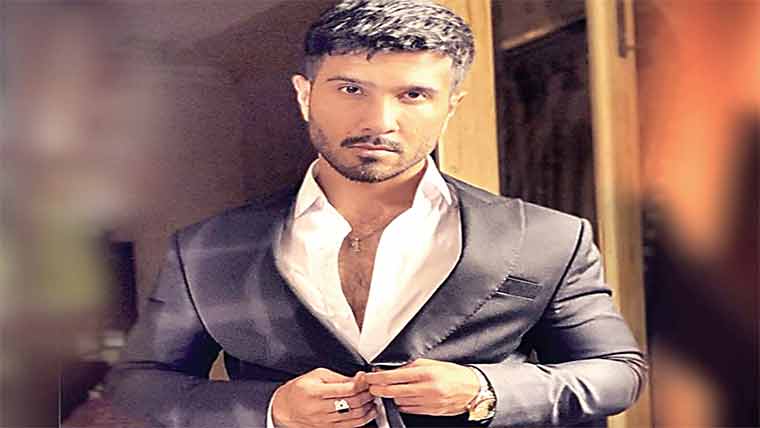 فیروز خان کو باکسنگ میچ میں  شکست، اہلیہ آنسو پونچھنے پہنچ گئیں