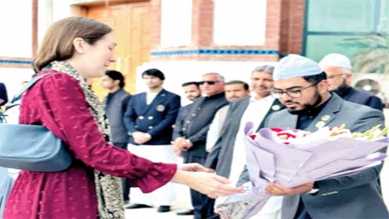 امریکن قونصل جنرل ،پبلک ڈپلومیسی آفیسر کا دارالعلوم محمدیہ  غوثیہ بھیرہ کا مطالعاتی دورہ 