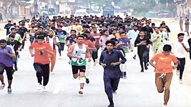 پنجاب پولیس میں بھرتی کیلئے امیدواروں کا دوڑ ٹیسٹ 