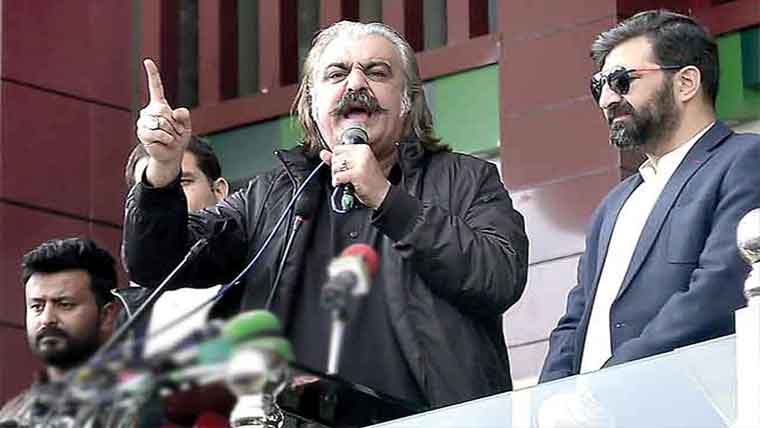 عمران آئیگا سب ٹھیک کریگا  وزیر اعلیٰ پختو نخوا ،طلبہ کو مفت لیپ ٹاپ دینے کا اعلان