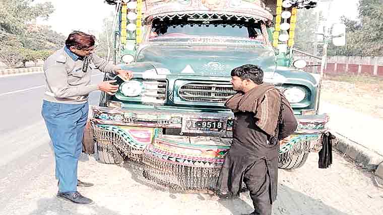  گاڑیوں کی ہیڈ لائٹس پر  بلا معاوضہ فوگ لائٹ کے متبادل  ییلو پیپر اور ریفلیکٹرز چسپاں 