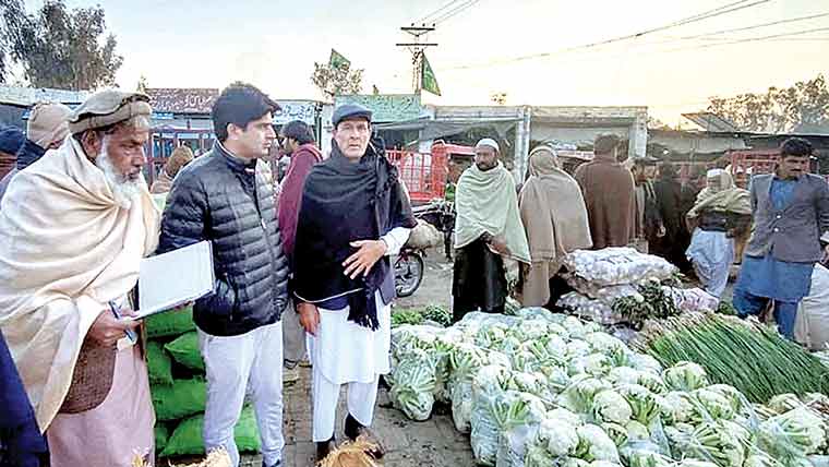 مراد حسین نیکو کارہ کا علی  الصبح سبزی و فروٹ منڈی  کادورہ ،نیلامی کا جائزہ لیا 