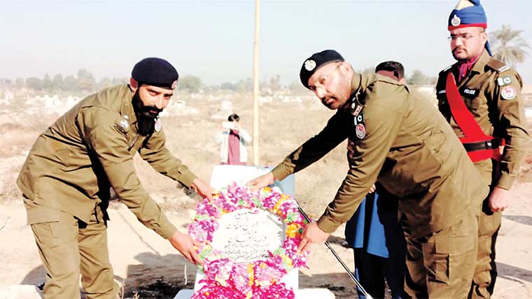 شہید کانسٹیبل کی برسی ،ڈی ایس پی  اور دیگر افسروں کی قبر حاضری ،فاتحہ  خوانی ،پھول چڑھائے ،سلامی پیش 