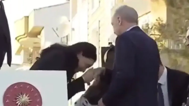 ترکیہ:خاتون رکن پارلیمنٹ کا صدر اردوان کے ہاتھ کو بوسہ، ویڈیو وائرل