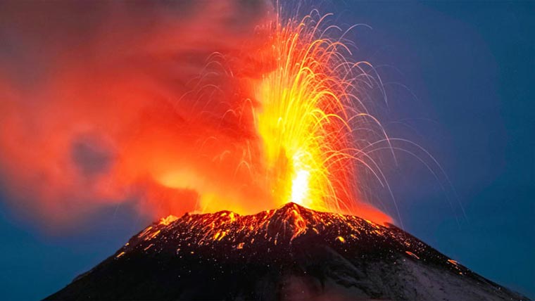 انڈونیشیا کا آتش فشاں پہاڑ رواں ماہ 1 ہزار سے زیادہ مرتبہ پھٹ پڑا