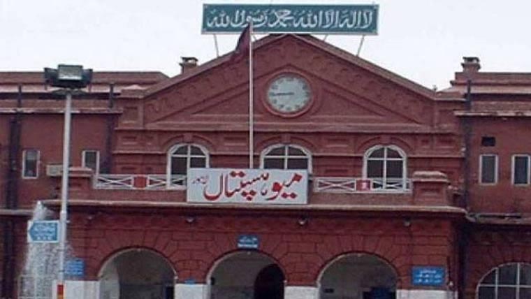 میو ہسپتال، اے سی خراب، مریضوں کی حالت بگڑنے لگی 