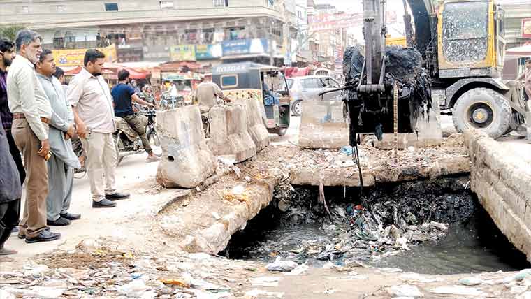 نیو کراچی ٹاؤن میں  رین ایمر جنسی، نالہ صفائی جاری