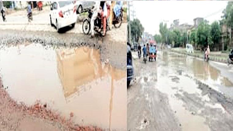 زیر تعمیر و زیر آباد سیالکوٹ روڈ کے اطراف کھدائی،بارشوں سے گڑھے جوہڑبن گئے