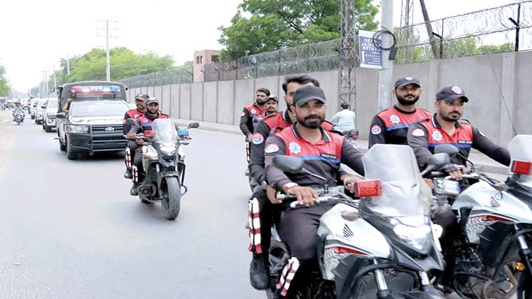 شہر میں قیام امن کیلئے پولیس،رینجرز کا فلیگ مارچ،سکیورٹی ہائی الرٹ