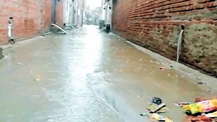 میونسپل عملہ کی غفلت سے نواب کالونی جوہڑ میں تبدیل 