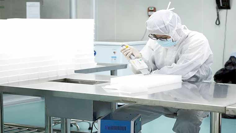  وائرسز کا خوف،آبادی سے دور بچوں کی پرورش کرنیوالا باپ