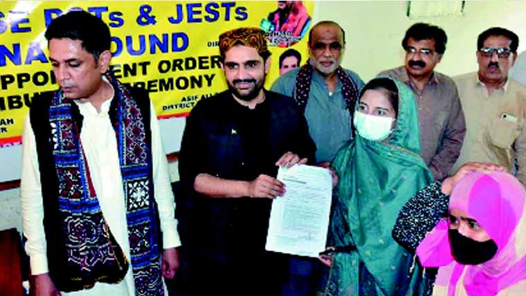 سکھر:آئی بی اے ٹیسٹ پاس اساتذہ کو جوائننگ آرڈرز کی تقسیم