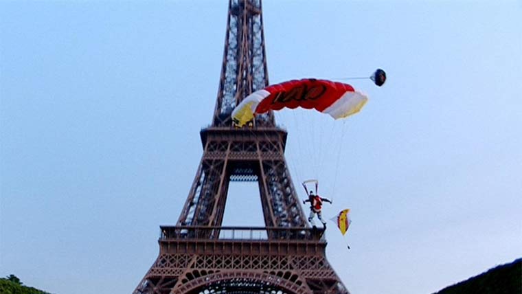 ایفل ٹاور سے چھلانگ  لگانے پر 2پیرا شو ٹر گرفتار 