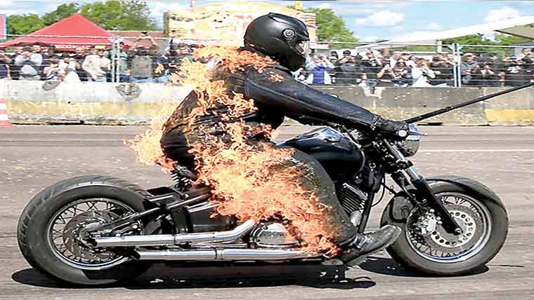 موٹر سائیکل سوار کا خود کو آگ لگا کر انوکھا کارنامہ