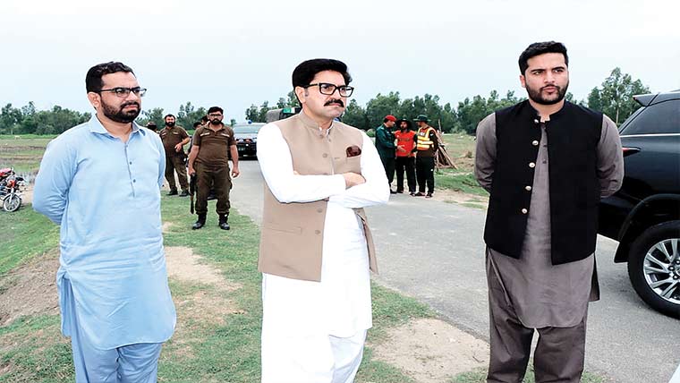 ڈی سی میانوالی کا کچہ تری خیل میں سیلاب کی صورتحال کا جائزہ