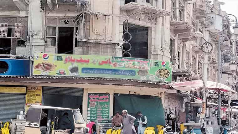 مزید دو مخدوش کثیرالمنزلہ عمارتیں خالی کرالی گئیں