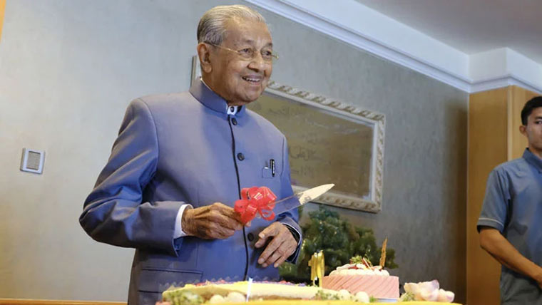 مہاتیر محمد کی زندگی کے 100  برس مکمل،کم کھانے کا مشورہ 