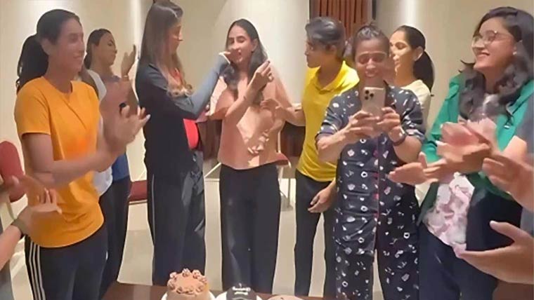 ٹریننگ کیمپ میں قومی ویمن  کرکٹر عمیمہ سہیل کی سالگرہ منائی گئی 