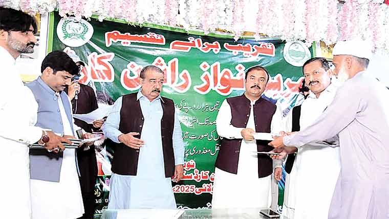  جھنگ : حکومت کی جانب سے مستحق افراد میں راشن کارڈ تقسیم 