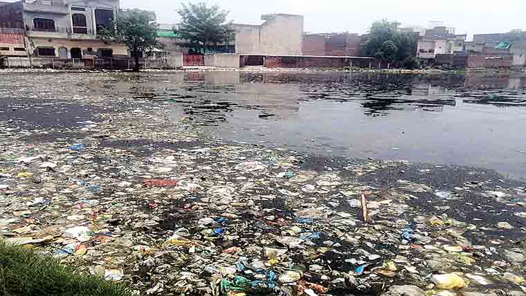 ڈسکہ :مشن کمپاؤنڈ گراؤنڈ میں گٹروں او ربارش کا پانی جمع