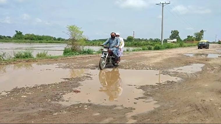 گوجرہ قادر آباد روڑ کی تعمیر 4 سال سے التوا کا شکار،گڑھوں اور کیچڑ کے باعث حادثات