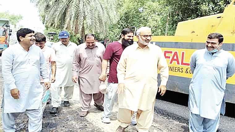 وہاڑی،درجنوں سڑکوں کو کارپٹڈکرنے کا آخری مرحلہ شروع 