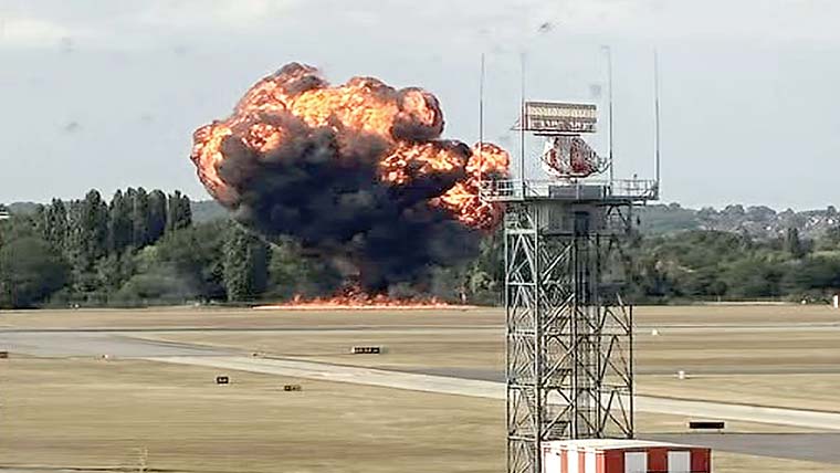 لندن :چھوٹا طیارہ گر کر تباہ