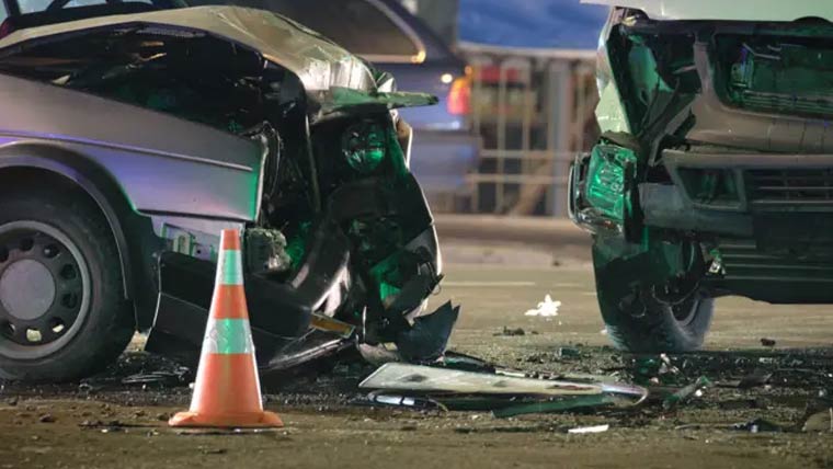 امارات :جائے حادثہ پر گاڑی  روک کر تماشہ دیکھنے والوں پر  بھاری جرمانہ عائد