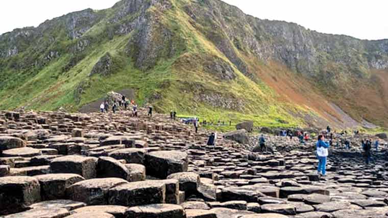 پتھروں کی دراڑوں میں سکہ ڈالو،محبت مل جائے گی 