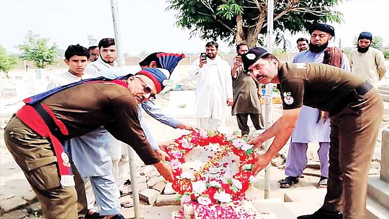 ضلع مظفرگڑھ میں شہید اے ایس آئی  لطیف اللہ کی برسی ،پولیس افسروں کی  قبر پر حاضری،فاتحہ خوانی ،سلامی پیش 