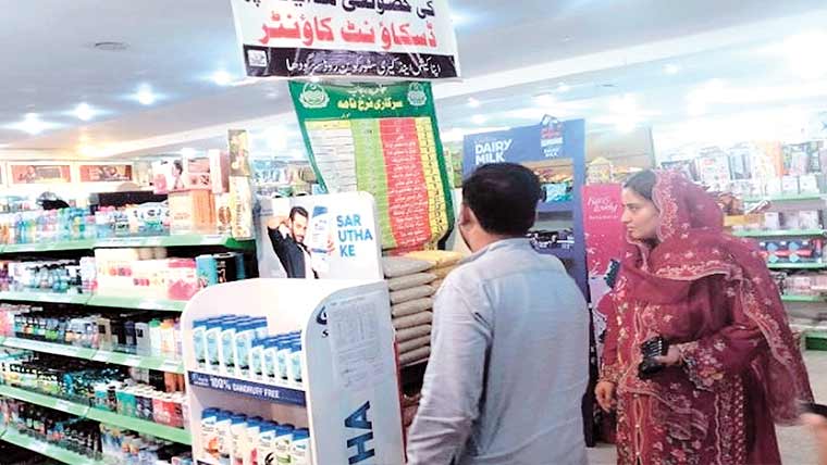 اسسٹنٹ کمشنر شیریں گل کا شہر کے مختلف شاپنگ مالز کا دورہ