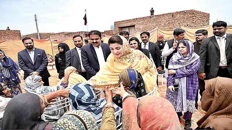 مریم نواز کا ننکانہ میں سیلاب زدہ علاقوں کا ڈھائی گھنٹے دورہ : نقصان کا ازالہ کرینگے ، وزیراعلیٰ 