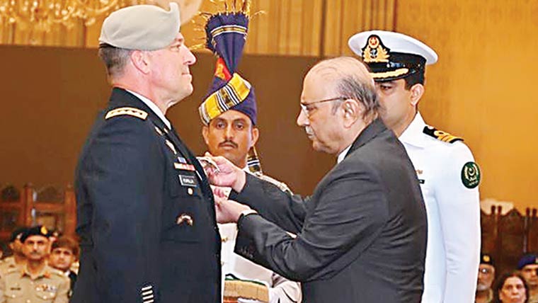  امریکی جنرل مائیکل کوریلا کو  نشانِ امتیاز ملٹری عطا کردیا