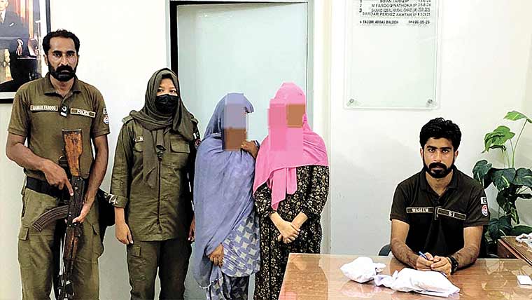  2 خواتین منشیات فروشوں کو چرس سمیت گرفتار کر لیا گیا