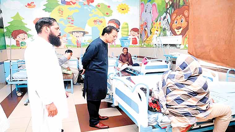 ڈپٹی کمشنر حافظ آباد کا  ڈی ایچ کیو ہسپتال کا دورہ