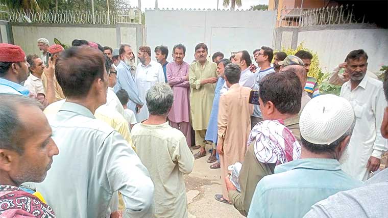 سی ای او پاکستان اسٹیل مل کی رہائشگاہ کا گھیراؤ