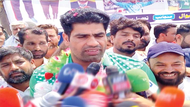 ارشد ندیم نے گولڈ میڈل افواج پاکستان کے نام کردیا 