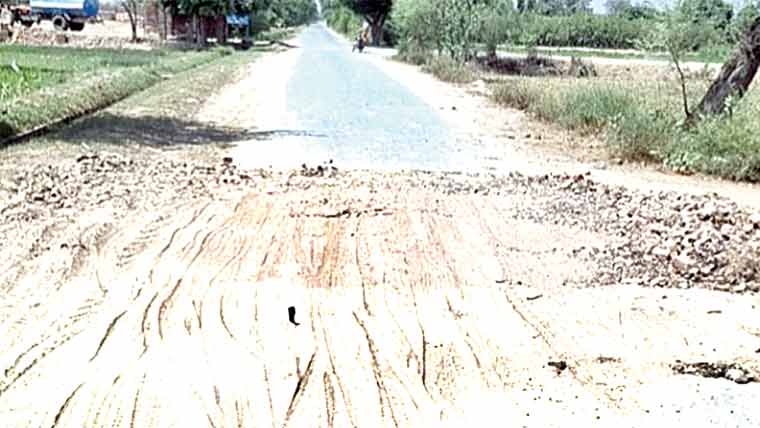  میاں چنوں :بااثر افراد نے سڑک اکھاڑ کر پائپ ڈال دئیے 