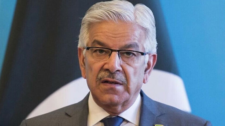 باجوہ کیخلاف کچھ کہتا ہوں تو بڑوں سے شکایتیں کرتے :وزیر دفاع 