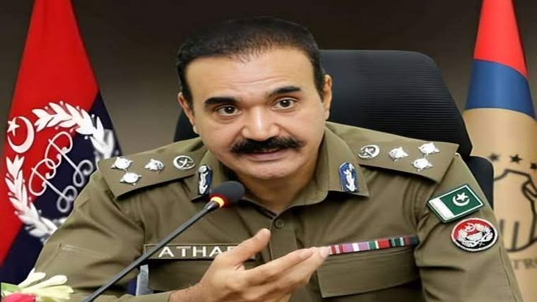 چالان کیلئے بطور ثبوت ٹریفک وارڈنز  کی وردی کے ساتھ کیمرے منسلک 