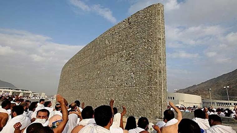 حجاج کرام کی منیٰ میں جمرہ کبریٰ  کی ادائیگی اور قربانی