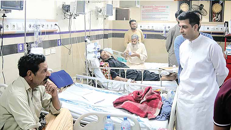 ڈپٹی کمشنر کا اچانک انسٹی ٹیوٹ آف کارڈیالوجی کا دورہ 