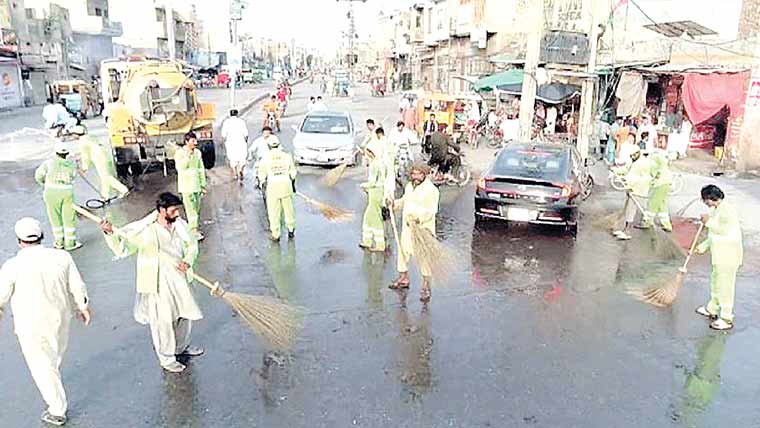 حافظ آباد:صفائی کے بعد سڑکوں ،گلیوں میں جراثیم کش سپرے 