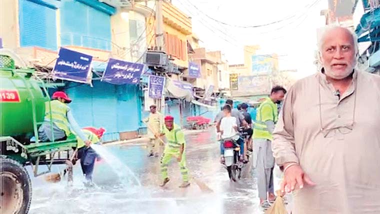 وزیرآباد:مین بازار کو دھونے  کے بعد عرق گلاب کا چھڑکائو وزیرآباد:مین بازار کو دھونے  کے بعد عرق گلاب کا چھڑکائو 