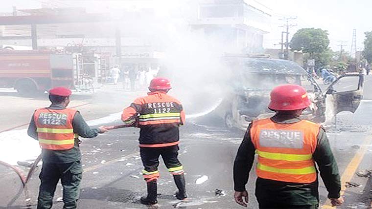 منڈی بہاؤالدین :مسافر وین میں  شارٹ سرکٹ کی وجہ سے آگ لگ گئی 