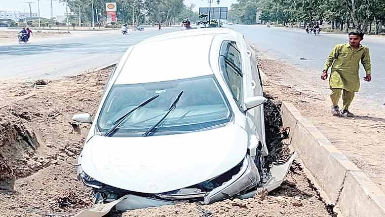 راہوالی:بے قابو کار گرین بیلٹ پر گڑھے میں جا گری 