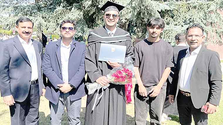 دانیال آصف نے کینیڈا کی یونیورسٹی  آف برٹش کولمبیاسے ڈگری حاصل کر لی