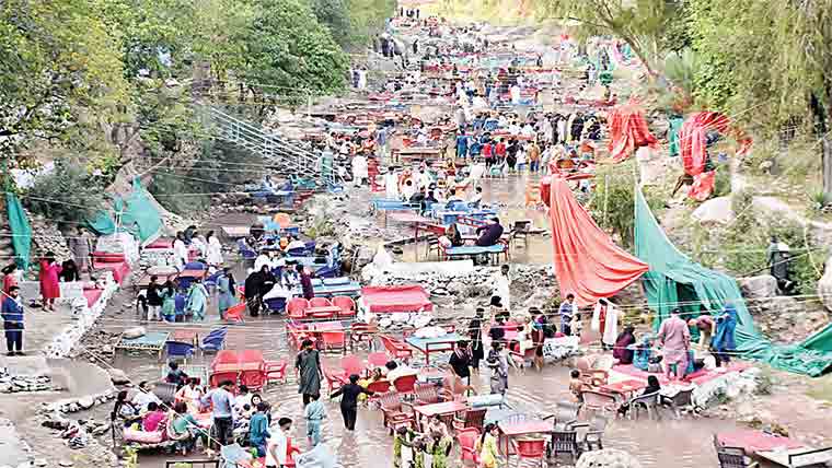  دوران عید اسلام آباد کے تفریحی مقامات پر شہریوں کا رش 